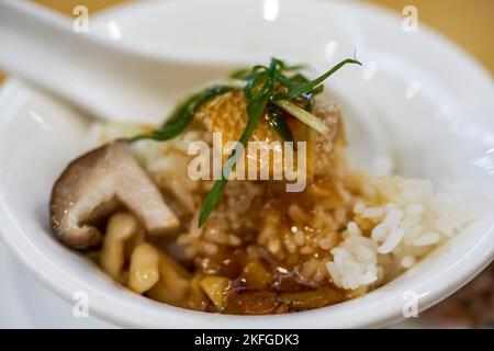 Eine Schüssel mit köstlichen gedämpften Fischscheiben mit Reis Stockfoto