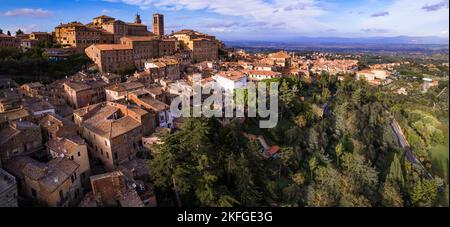 Reisen nach Italien und Sehenswürdigkeiten. Toskana, unvergleichlicher Panoramablick auf die Altstadt von Montepulciano Stockfoto