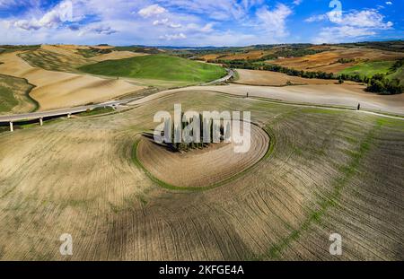 Landschaft in Italien. Tolle toskanische Landschaft. Typische Landschaft mit weiten Feldern des Val d'Orcia berühmten schönen Tal. Luftdrohnenaufnahme des kreises cyp Stockfoto