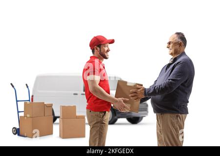 Reifer Mann, der einen Karton von einem Lieferer mit einem Transporter auf weißem Hintergrund isoliert nimmt Stockfoto