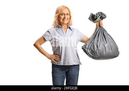 Lächelnde reife Frau, die einen Plastikmüllbeutel auf weißem Hintergrund isoliert hält Stockfoto