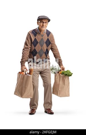 Müde ältere Mann mit zwei Lebensmitteltaschen isoliert auf weißem Hintergrund Stockfoto