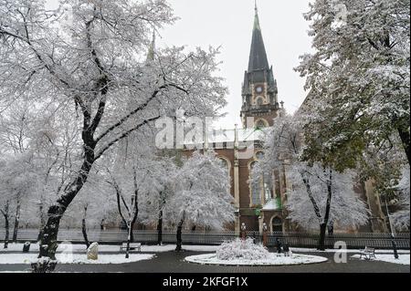 In Lviv verschneite Straßen. Der erste Schnee dieser Saison fiel nachts. Die Annäherung des Winters wird der Ukraine schwierigere Bedingungen bringen, darunter schweren Schlamm, Schnee und Frost, was Operationen für beide Seiten im Krieg schwierig macht. Russland marschierte am 24. Februar 2022 in die Ukraine ein und löste damit den größten militärischen Angriff in Europa seit dem Zweiten Weltkrieg aus Stockfoto