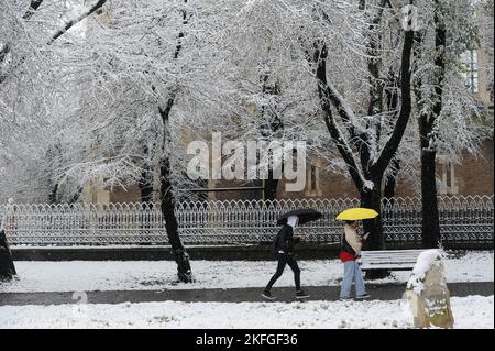 In Lviv laufen die Menschen auf einer verschneiten Straße. Der erste Schnee dieser Saison fiel nachts. Die Annäherung des Winters wird der Ukraine schwierigere Bedingungen bringen, darunter schweren Schlamm, Schnee und Frost, was Operationen für beide Seiten im Krieg schwierig macht. Russland marschierte am 24. Februar 2022 in die Ukraine ein und löste damit den größten militärischen Angriff in Europa seit dem Zweiten Weltkrieg aus Stockfoto