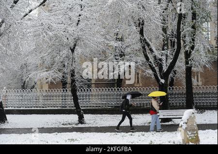 Lviv, Ukraine. 17.. November 2022. In Lviv laufen die Menschen auf einer verschneiten Straße. Der erste Schnee dieser Saison fiel nachts. Die Annäherung des Winters wird der Ukraine schwierigere Bedingungen bringen, darunter schweren Schlamm, Schnee und Frost, was Operationen für beide Seiten im Krieg schwierig macht. Russland marschierte am 24. Februar 2022 in die Ukraine ein und löste damit den größten militärischen Angriff in Europa seit dem Zweiten Weltkrieg aus (Foto von Mykola Tys/SOPA Images/Sipa USA) Quelle: SIPA USA/Alamy Live News Stockfoto