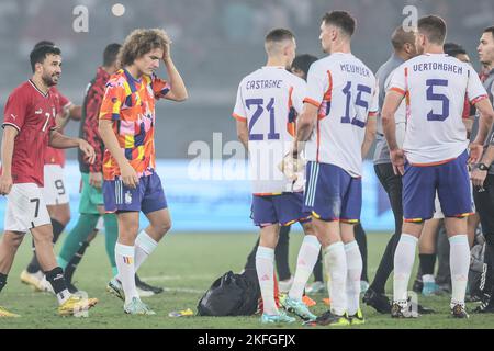 Die belgischen Spieler, die nach einem Freundschaftsspiel der ägyptischen Fußballnationalmannschaft gegen die belgische Fußballnationalmannschaft der Roten Teufel am Freitag, den 18. November 2022, im Jaber Al-Ahmad International Stadium in Ardiya, Kuwait, abgebildet wurden. Die Red Devils sind in Kuwait, um sich auf die bevorstehende FIFA-Weltmeisterschaft 2022 in Katar vorzubereiten. BELGA FOTO BRUNO FAHY Stockfoto