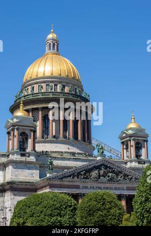 SANKT PETERSBURG, RUSSLAND - JUNI, 2019: Die Kuppel der Isaakskathedrale gegen den blauen wolkenlosen Himmel an einem Junitag Stockfoto