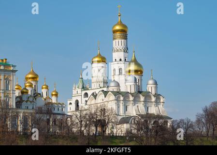 Blick auf die Tempel des Moskauer Kremls an einem sonnigen Apriltag. Moskau, Russland Stockfoto