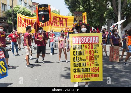 Ein Blick auf den Protestierenden trägt ein Plakat während der Demonstration gegen Präsident Jair Bolsonaro in Salvador Stockfoto