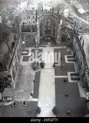 Ende der 1940er Jahre, historisch, ein Blick von oben auf die Ruinen der Kathedrale von Coventry, einem mittelalterlichen Gebäude, das durch deutsche Bombenangriffe im 2. Weltkrieg schwer beschädigt wurde. Foto von einem RAF-Offizier, der darüber fliegt. Der Bau eines neuen modernen Doms begann 1951, der 1962 fertiggestellt wurde. Stockfoto
