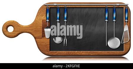 Altes Holzbrett mit einer leeren Tafel innen und Küchenutensilien, die an einer Stange hängen. Isoliert auf weißem Hintergrund mit Reflexionen. Stockfoto