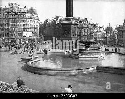 1949, historisch, Blick auf den Trafaglar Square, Westminster, London, England, Großbritannien, zeigt die umliegenden Gebäude und Werbetafeln der damaligen Zeit. Stockfoto