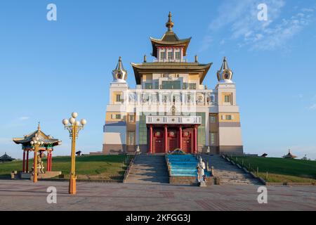 ELISTA, RUSSLAND - 21. SEPTEMBER 2021: Sonniger Septembermorgen im buddhistischen Tempel des 'Goldenen Wohnortes von Buddha Shakyamuni' Stockfoto