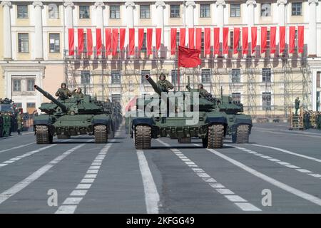 Konvoi russischer Panzer bei der Generalprobe der Militärparade zu Ehren des Siegestages. Palace Square, St. Petersburg Stockfoto