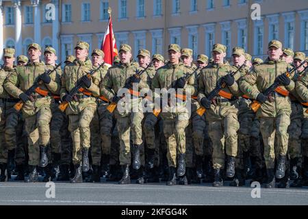 SANKT PETERSBURG, RUSSLAND - 28. APRIL 2022: Soldaten der russischen Armee bei der Generalprobe der Militärparade zu Ehren des Siegestages Stockfoto