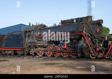 SORTAVALA, RUSSLAND - 11. JUNI 2022: Sowjetische Güterzuglokomotive L-5289 (Lebedjanka) auf dem Bahnhof Sortavala an einem sonnigen Sommermorgen. Seitenansicht Stockfoto