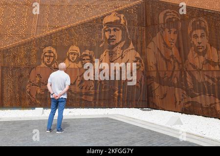 RSCHEW, RUSSLAND - 15. JULI 2022: Ein Mann liest die Namen der sowjetischen Soldaten, die während des Großen Vaterländischen Krieges ums Leben kamen. Rzhev-Denkmal Stockfoto