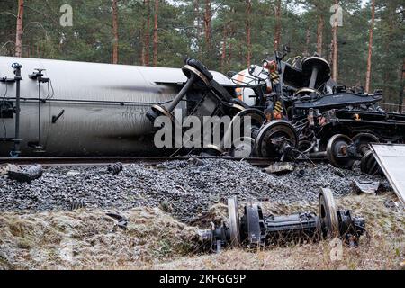 Leiferde, Deutschland. 18.. November 2022. Mehrere Radachsen der am Unfall beteiligten Güterzüge sind auf und außerhalb der Strecke verstreut. Am 16. November 2022 kollidierten im Bezirk Gifhorn zwei Güterzüge. Mehrere Waggons wurden beschädigt und explosives Propangas floß aus zwei Panzerwagen. Die wichtige Bahnstrecke mit zahlreichen ICE- und IC-Verbindungen zwischen Nordrhein-Westfalen und Berlin wurde geschlossen. Kredit: Michael Matthey/dpa/Alamy Live Nachrichten Stockfoto