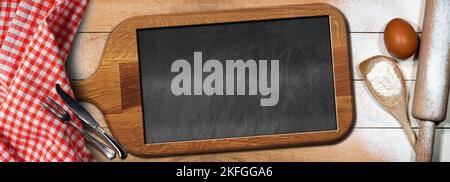 Backen von Zutaten auf einem Holztisch (Rollnadel, Löffel mit weißem Mehl, Ei, Silberbesteck) altes Holzschneidebrett mit einer leeren Tafel. Stockfoto