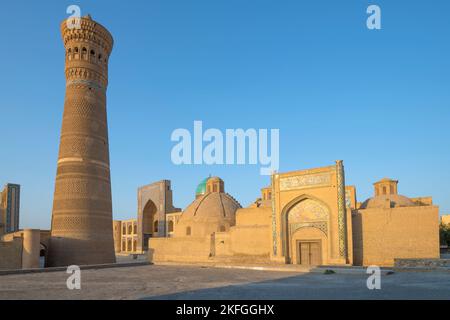 POI-Kalon Minaret und Emir Alimkhan Maharasha an einem sonnigen Morgen. Bukhara Stockfoto