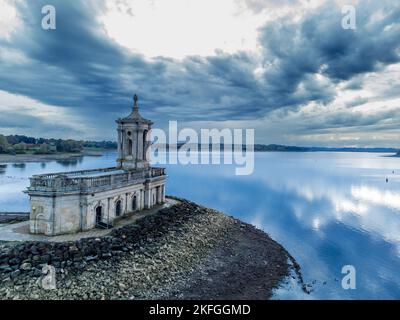 Normanton Church on Rutland Water - Luftaufnahme mit Drohnenfotografie Stockfoto