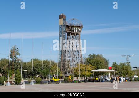 BUCHARA, USBEKISTAN - 11. SEPTEMBER 2022: Blick auf den Shukhov-Turm (Buchara-Turm) an einem sonnigen Tag Stockfoto