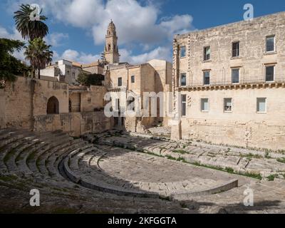 Teatro Romano di Lecce (Römisches Theater von Lecce) in Italien am sonnigen Nachmittag Stockfoto