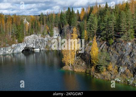 RUSKEALA, RUSSLAND - 09. OKTOBER 2022: Sonniger Oktobertag im Ruskeala Mountain Park Stockfoto