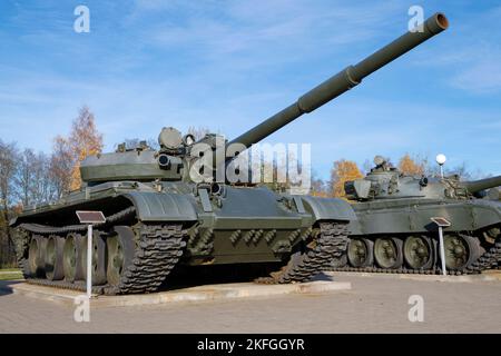 KIROVSK, RUSSLAND - 24. OKTOBER 2022: Sowjetischer Panzer T-62M in der offenen Ausstellung des Museums „Breakthrough of the Belagge of Leningrad“ Stockfoto