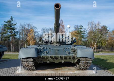 KIROWSK, RUSSLAND - 24. OKTOBER 2022: Sowjetischer Panzer T-80. Vorderansicht. Museumsausstellung „Durchbruch der Beladung Leningrads“ Stockfoto