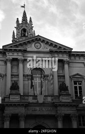 Außenansicht des Rathausgebäudes in der französischen Stadt Avignon. Stockfoto