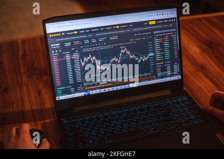 Tiflis, Georgien - 10. November 2022: Bitcoin-Chart auf Binance Krypto-Austausch auf Lenovo Laptop-Display. Stockfoto