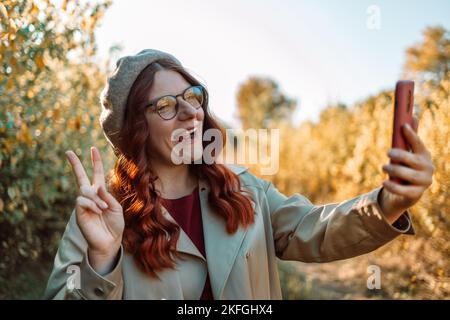 Selbstporträt von ihr sie schön attraktiv ziemlich trendy positiv funky fröhlich fröhlich Frau verbringen Wochenende Freizeit Reisen Oktober zeigt V Stockfoto