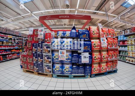 Cuneo, Italien - 18. November 2022: Paletten mit Weihnachts-Geschenkboxen mit Panettone, Pandoro-Kuchen und Sekt in der Conad Stockfoto