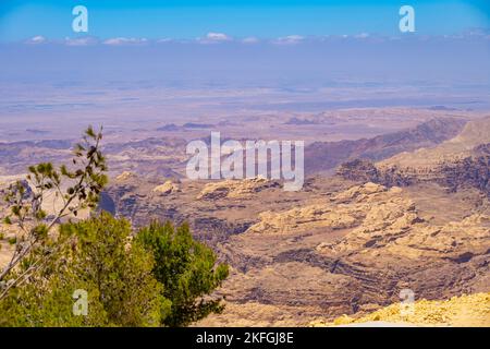 Der Blick über das Jordan Rift Valley nach Isreal vom Petra Viewpoint auf dem Kings Highway in Jordanien Stockfoto