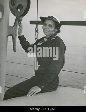 SPAR Olivia J. Hooker aus Columbus, Ohio, an der U.S. Coast Guard Training Station, Manhattan Beach, um 1945. Stockfoto