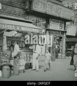 Harlem Zeitungsstand, 1939. Stockfoto