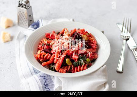 Rainbow Tomato Pasta mit Käse und Reibe Stockfoto