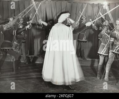 Soldaten mit erhobenen Schwertern, 1936. Stockfoto