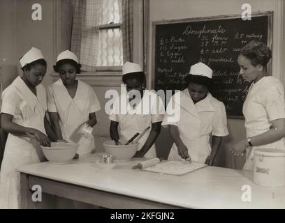 Mädchen, die in der Konditorei an der Coloured Household Training School, 1937, unterrichtet wurden. Stockfoto