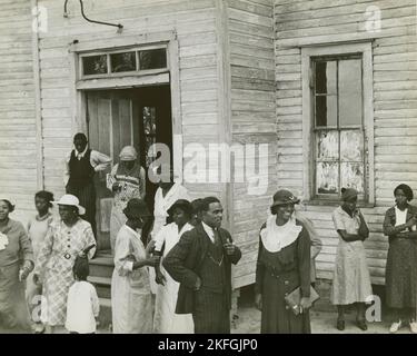 Sonntag in Little Rock, Arche., 1935. Afroamerikaner stehen und unterhalten sich vor einem Haus. Stockfoto