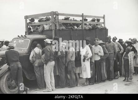 Gemüsepflücker, Migranten, warten auf Bezahlung nach der Arbeit, in der Nähe von Homestead, Florida, Februar 1939. Stockfoto