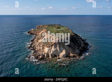 Luftaufnahme der Insel Yeronisos, Kap Drepanum, Agios Georgios, Zypern. Stockfoto