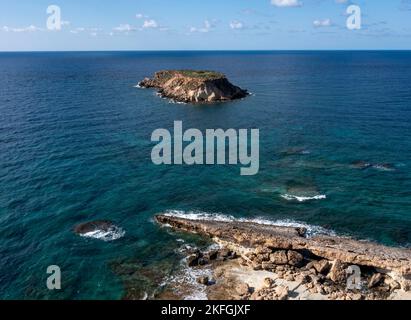 Luftaufnahme der Insel Yeronisos, Kap Drepanum, Agios Georgios, Zypern. Stockfoto