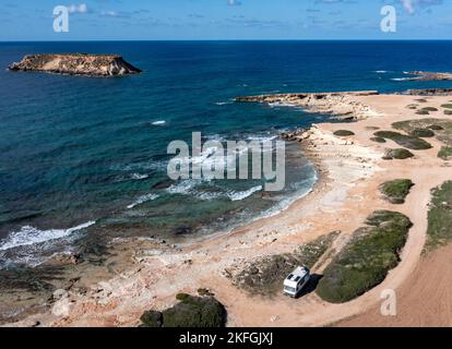 Luftaufnahme der Insel Yeronisos, Kap Drepanum, Agios Georgios, Zypern. Stockfoto