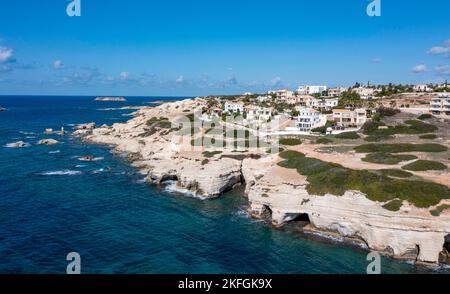 Luxuriöses Hotel am Meer, Sea Caves, Peyia, Paphos, Zypern Stockfoto