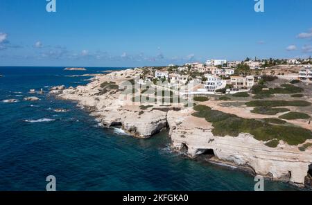 Luxuriöses Hotel am Meer, Sea Caves, Peyia, Paphos, Zypern Stockfoto