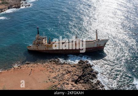 Luftaufnahme des Schiffswracks Edro 111 auf den Felsen bei Peyia, Paphos, Zypern. Das Schiff ist bei einem Sturm im Dezember 2011 auf Grund gelaufen. Stockfoto