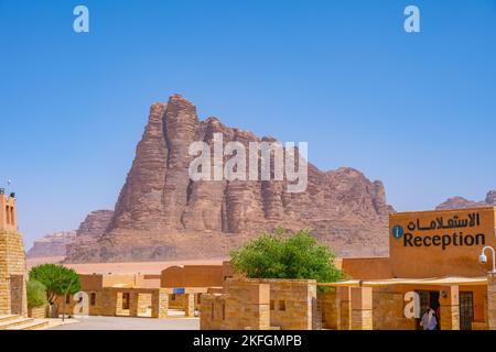 Das Wadi Rum Besucherzentrum und die 7 Säulen des Weisheitsberges in der Ferne. Stockfoto