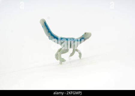 Dinosaurier-Plastikspielzeug auf weißem, kindheitliches Konzept Stockfoto